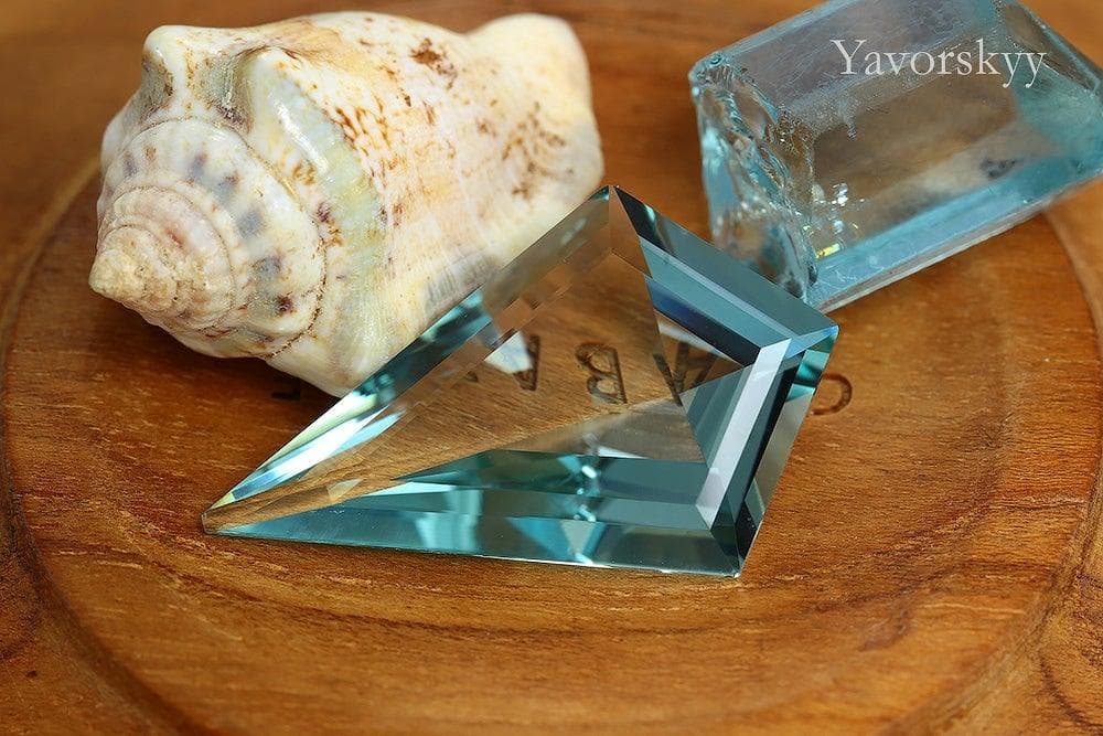 A picture of aquamarine 11.04 cts top view