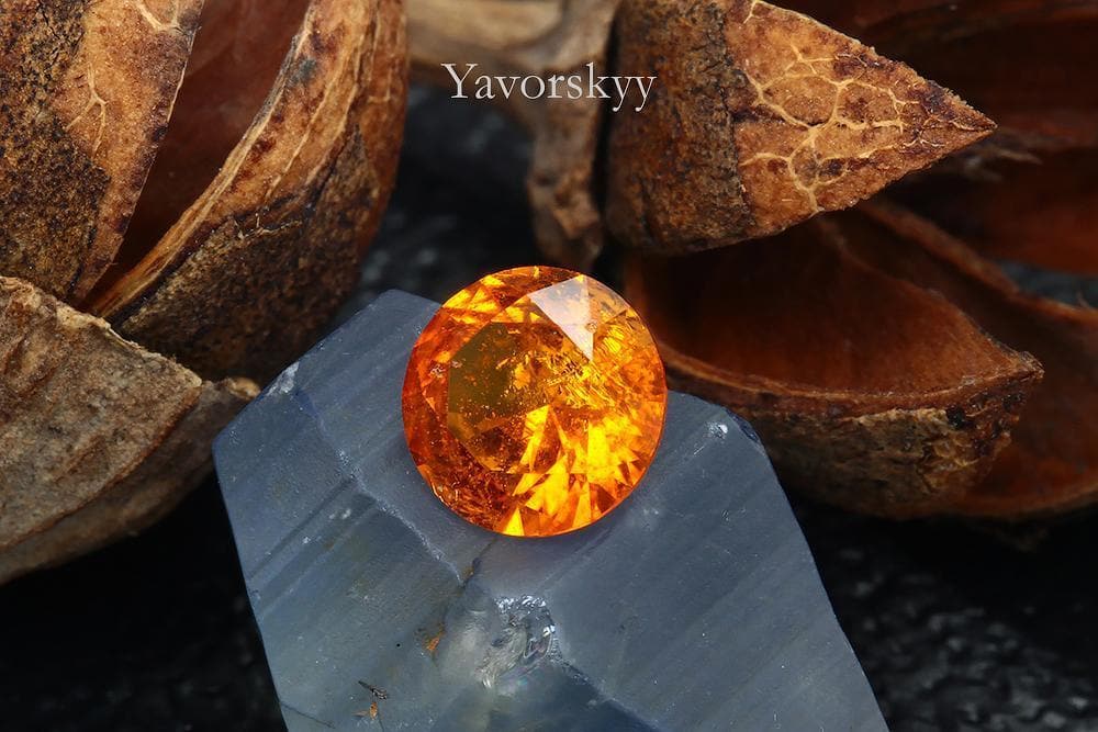 Round cut clinohumite 0.85 ct front view photo