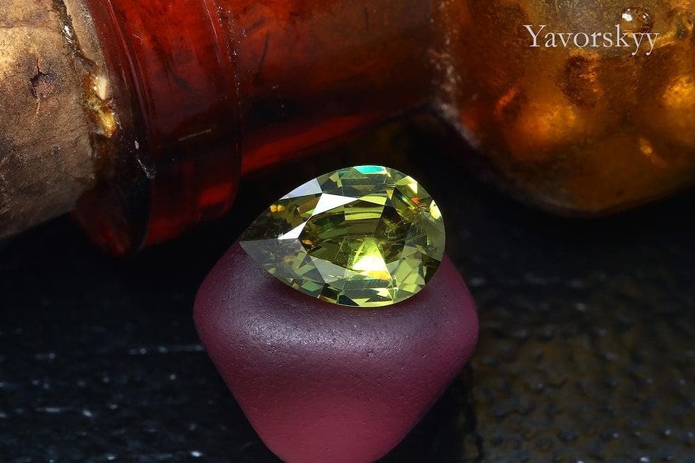 A picture of demantoid 0.61 ct top view