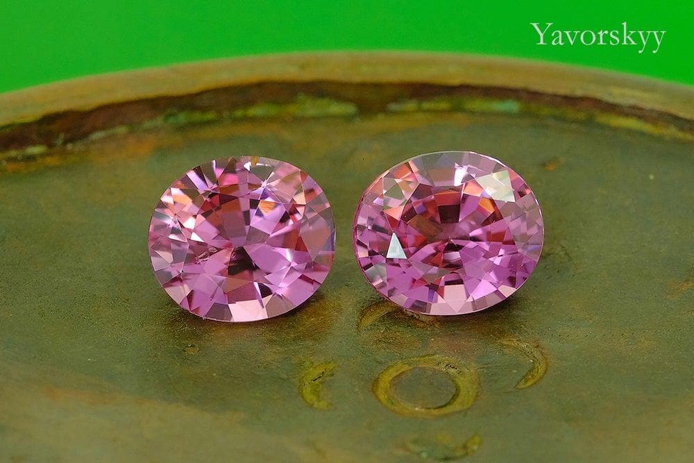 A picture of yellow color sapphire 4.12 carats oval shape