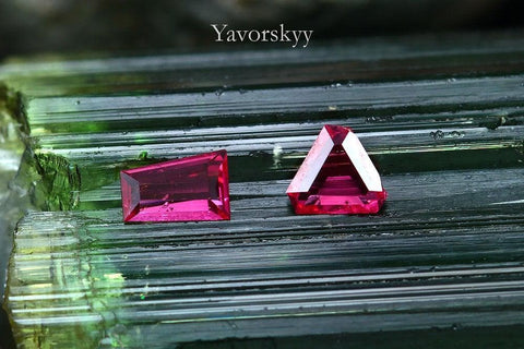 Top view photo of pinkish-red spinel 0.17 carat pair