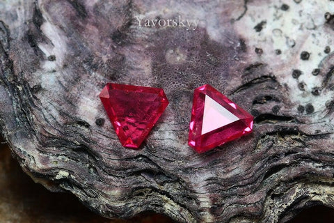 Top view photo of pinkish-red spinel 0.28 carat pair