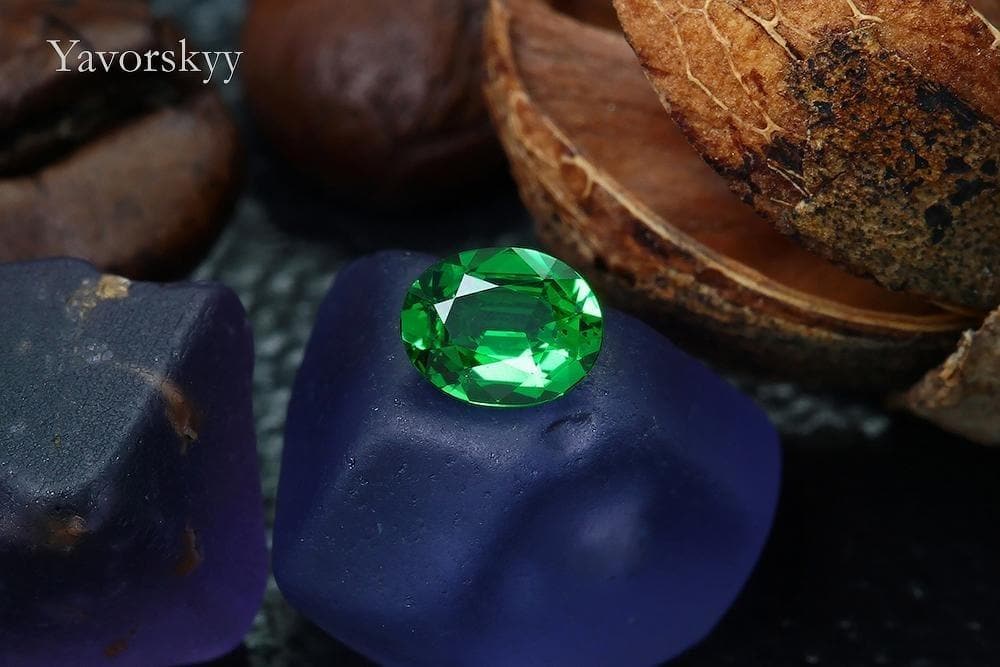 Front view photo of tsavorite 0.2 carat