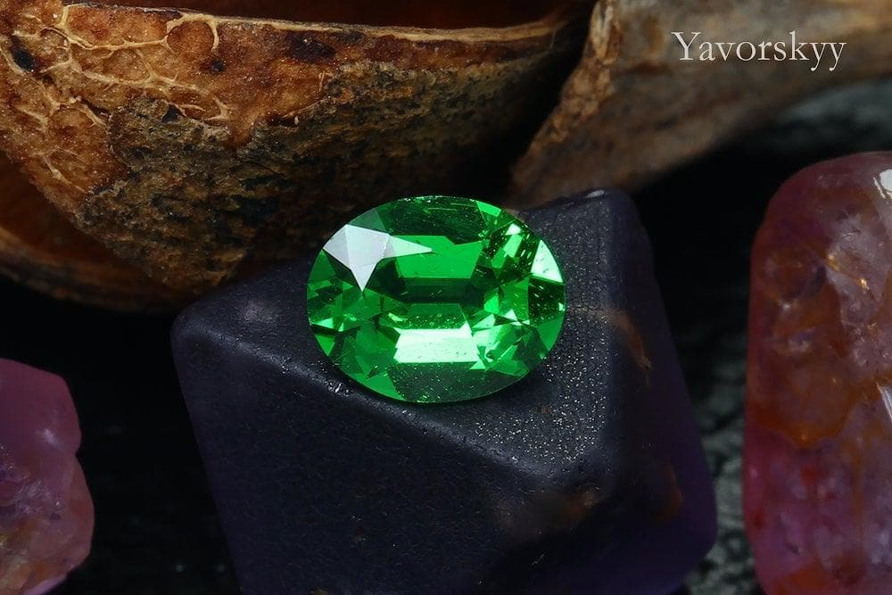 Tsavorite oval shape 0.25 ct front view image