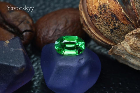 Oval shape tsavorite 0.32 ct front view photo