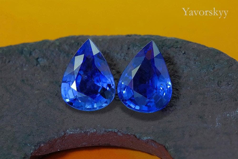 Top view picture of pear blue sapphire 2.32 cts matched pair