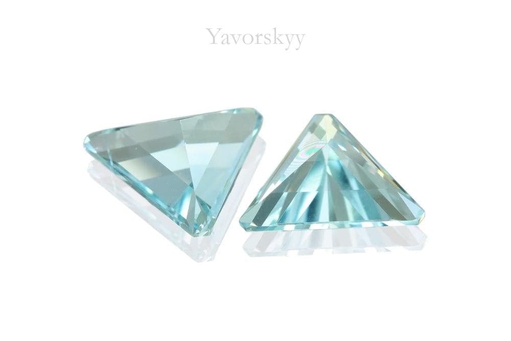 Loose aquamarine gemstones