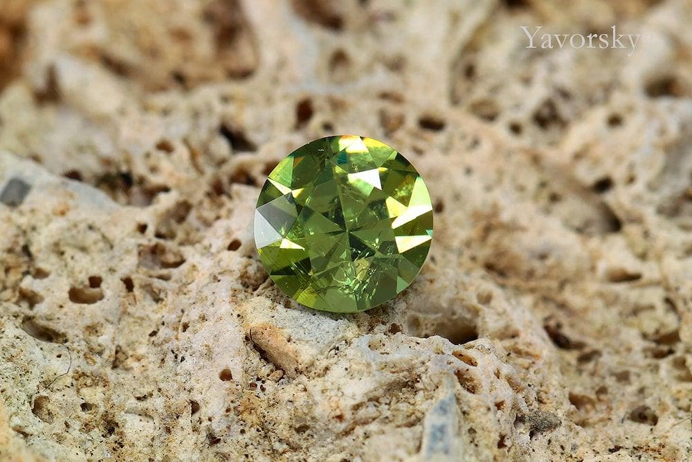 The picture of round shape demantoid 0.56 ct