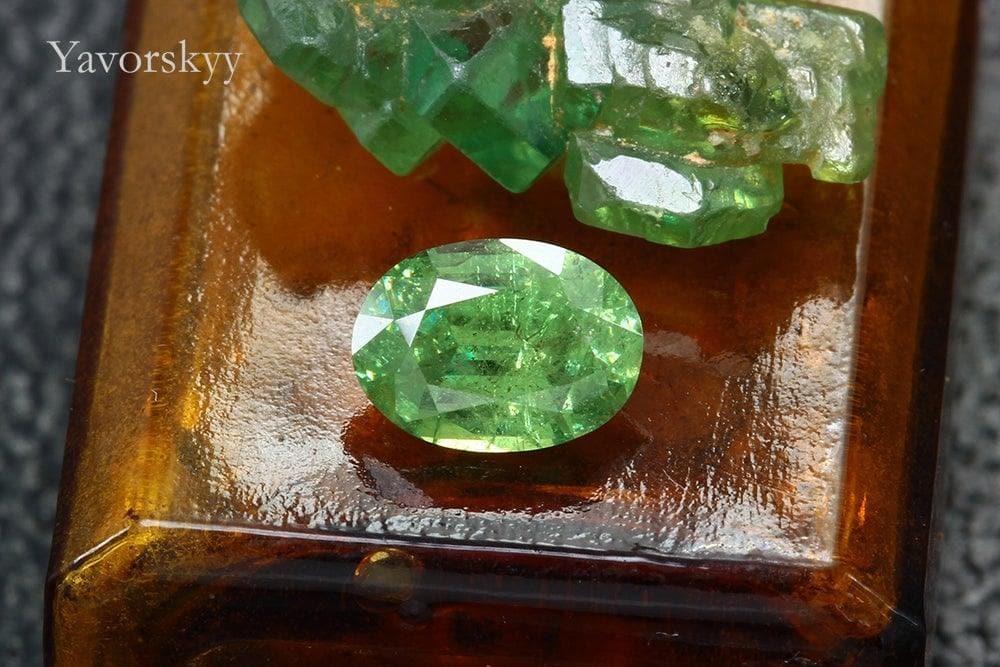 Oval shape demantoid 1.27 cts bottom view picture