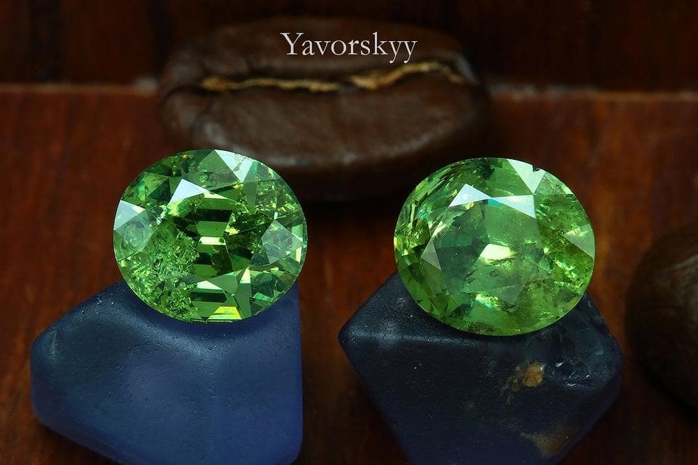 Image of top view of demantoid 2.87 carats matched pair