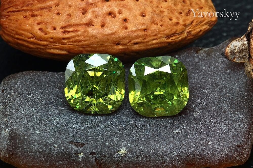 Picture of top view of demantoid 4.33 cts match pair