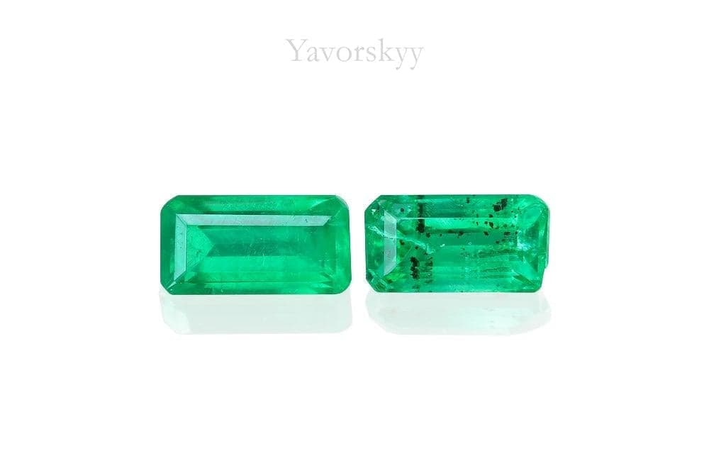 Pair of green emerald cushion 0.27 ct front view picture