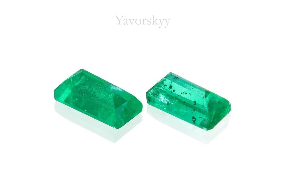 Back side image of cushion green emerald 0.27 ct pair