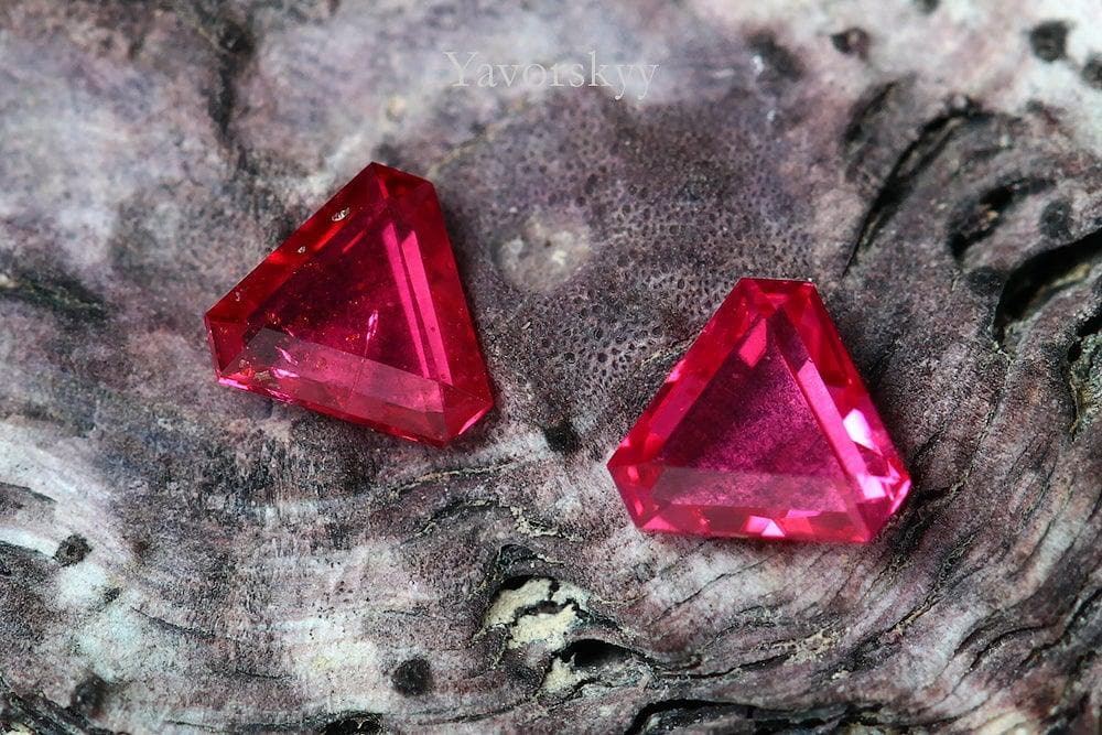 Top view photo of  pinkish-red spinel 0.22 carat pair