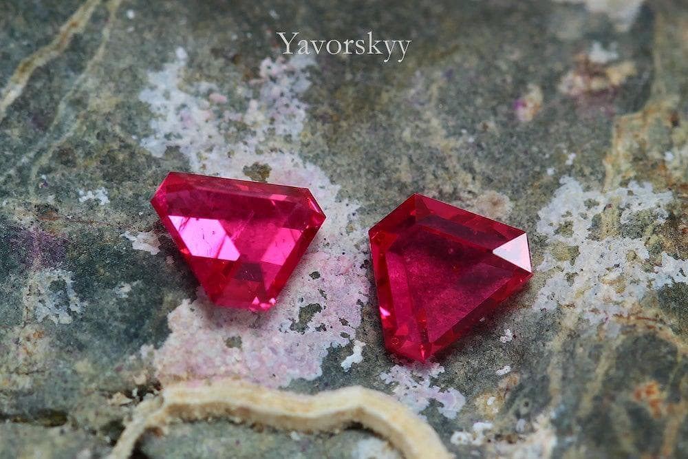 Top view photo of  pinkish-red spinel 0.37 carat pair