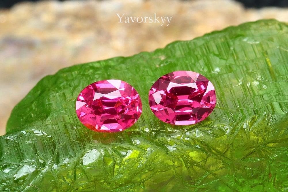A pair of red spinel oval 0.44 carat front view photo
