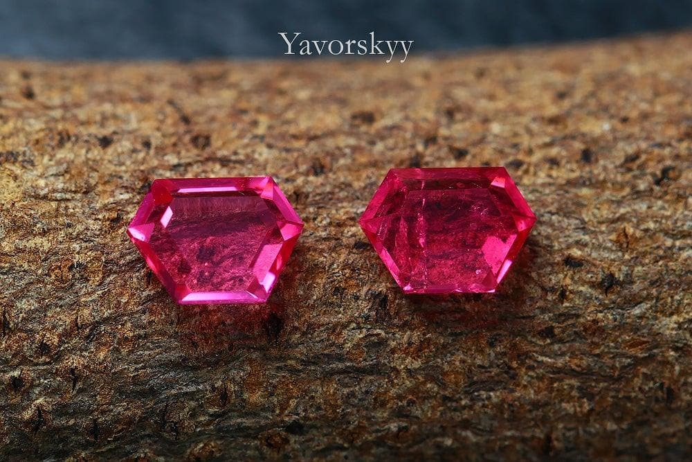 Top view photo of  pinkish-red spinel 0.47 carat pair