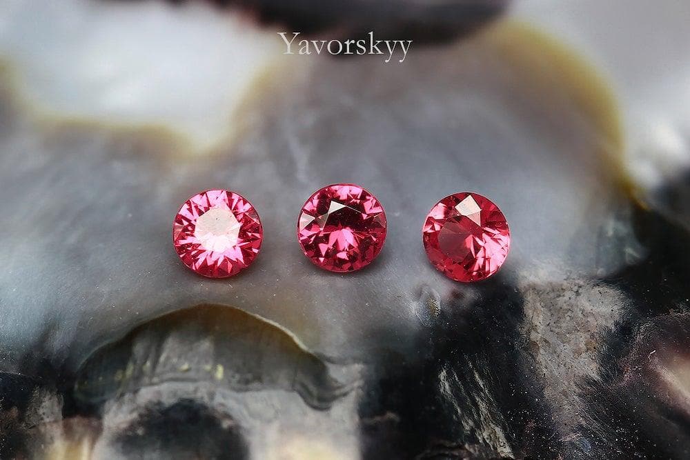 A image of red color spinel 0.09 ct round