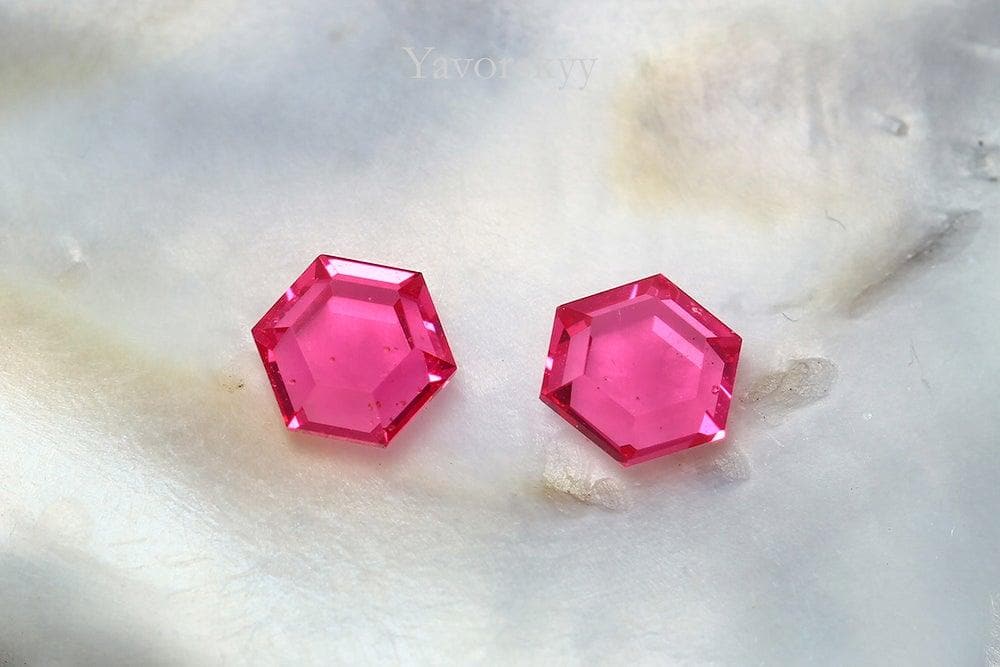 Top view photo of  pinkish-red spinel 0.31 carat pair