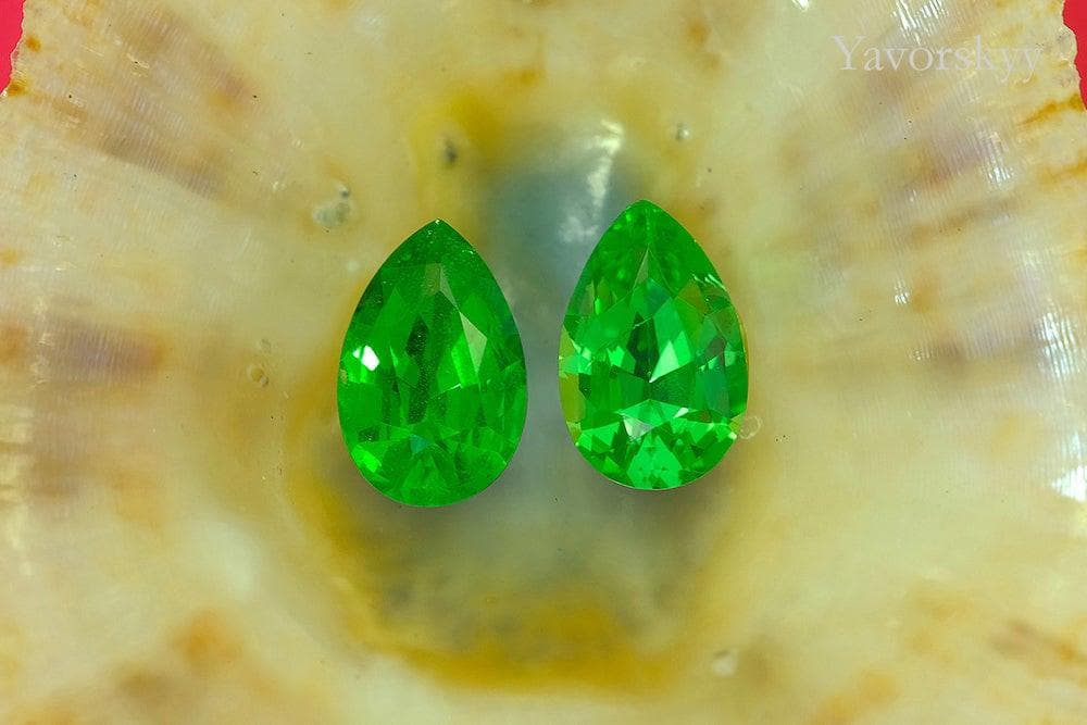 Match pair of tsavorite pear 1.43 cts picture