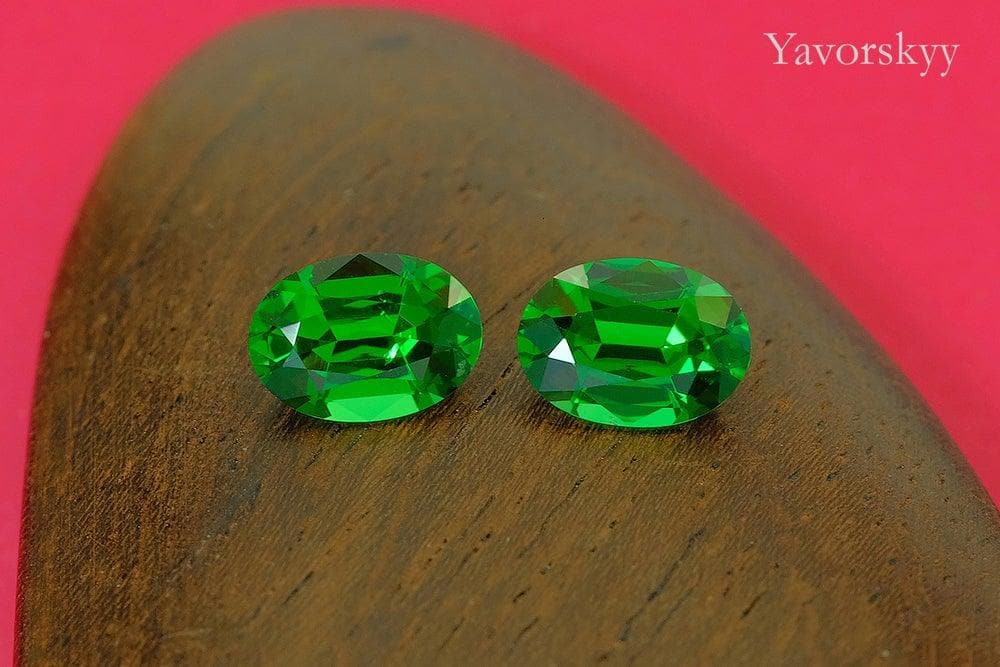 Top view photo of oval tsavorite 1.62 cts pair