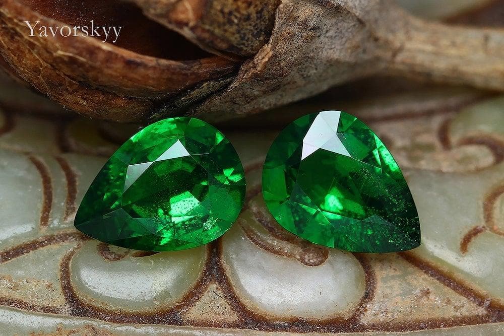 A pair of tsavorite pear 1.8 cts front view image